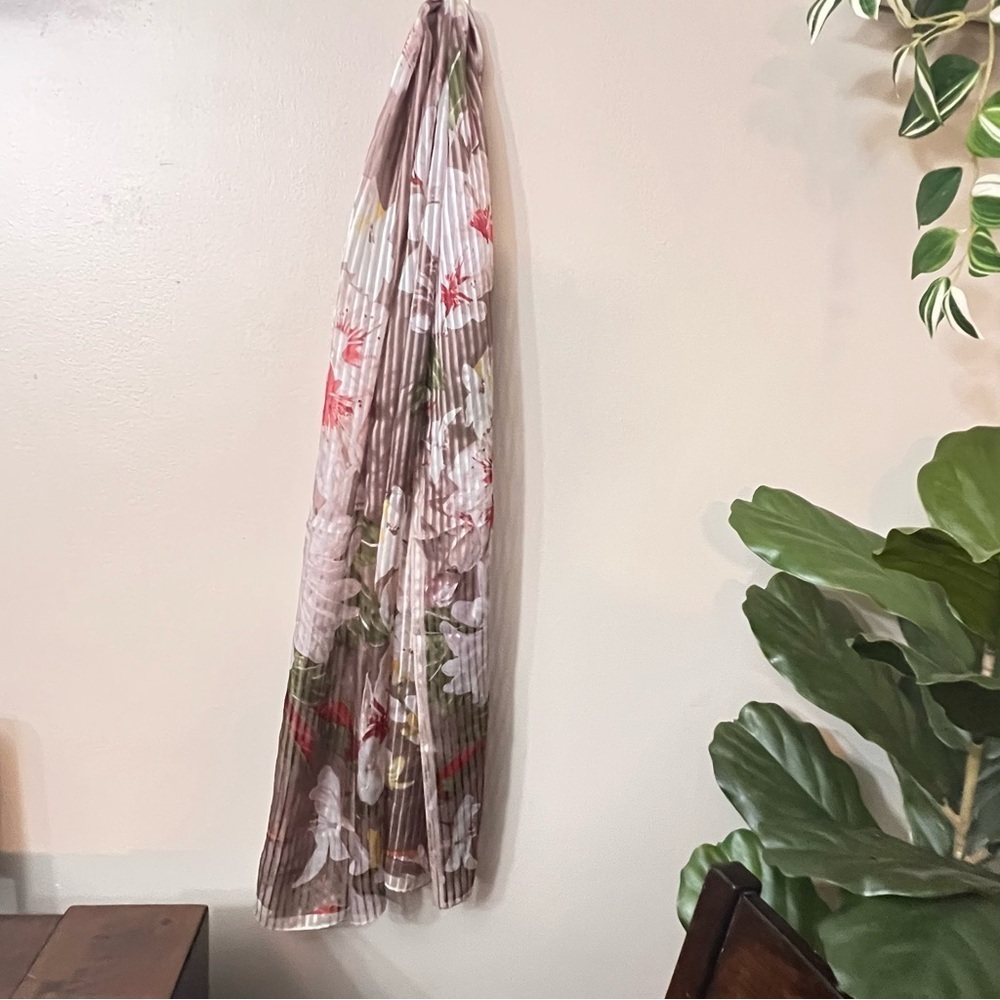 Vince Camuto Soft Multi Colors Silk Chiffon Tropical Floral Design Scarf!
